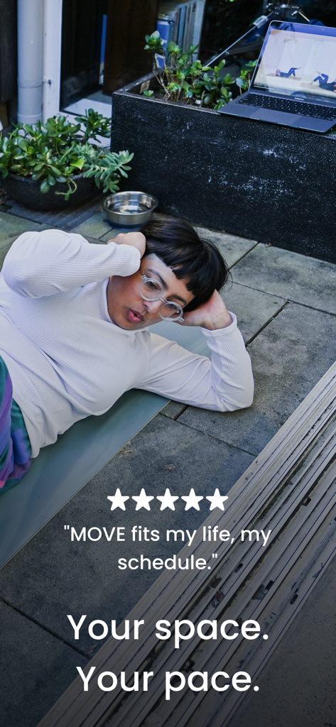 Una donna si allena su un patio esterno seguendo un allenamento sul suo laptop