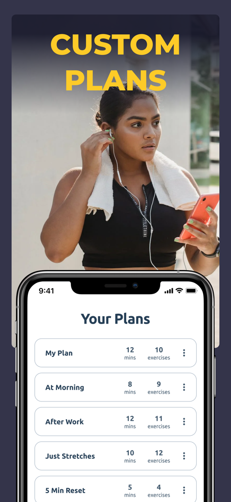 MoveBody – All-in-One Fitness - Una mujer usando un teléfono inteligente para su plan de entrenamiento físico personalizado con la aplicación MoveBody