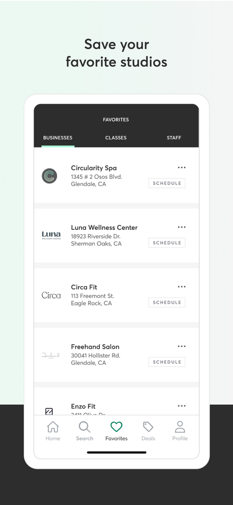 Mindbody: Fitness & Wellness - Interfaz de la aplicación Mindbody que muestra una lista de estudios de bienestar y fitness favoritos con opciones de programación