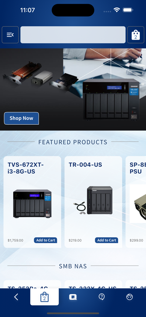 Interface móvel do aplicativo MyQNAP exibindo produtos de hardware NAS em destaque disponíveis para compra
