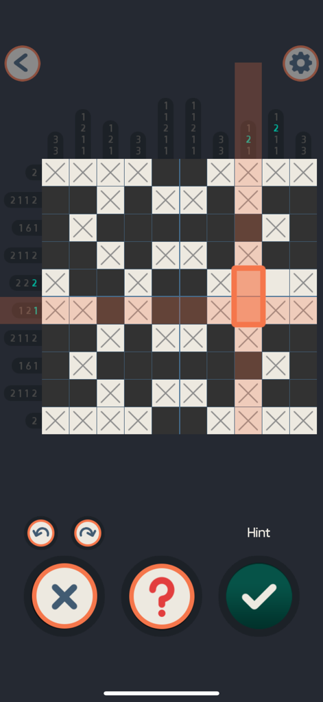 Una griglia di nonogramma 10x10 con numeri e celle piene nell'app mobile No2g