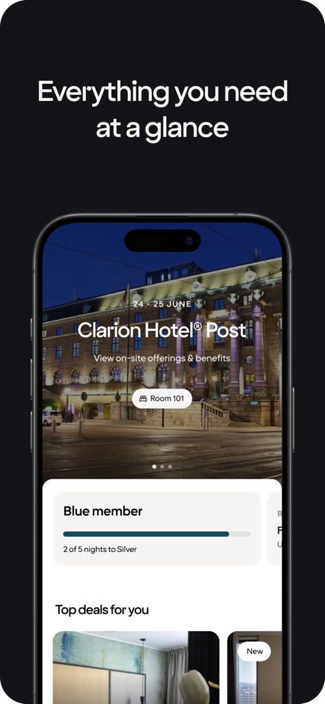 Smartphone que muestra el panel de la aplicación Strawberry con información de reservas de hotel y estado de membresía