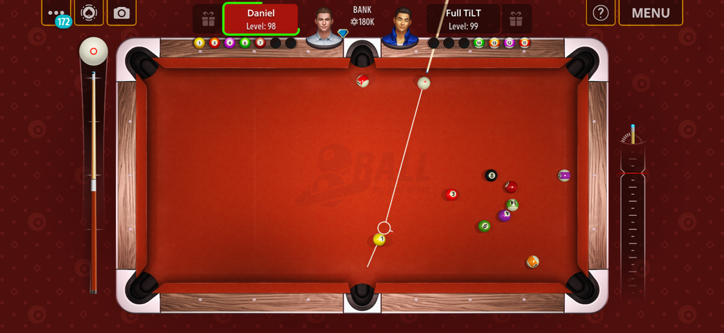8 Ball by Pokerist™ - Una vista cenital de un partido de pool de 8 bolas competitivo en línea con una mesa de fieltro roja y avatares de jugadores