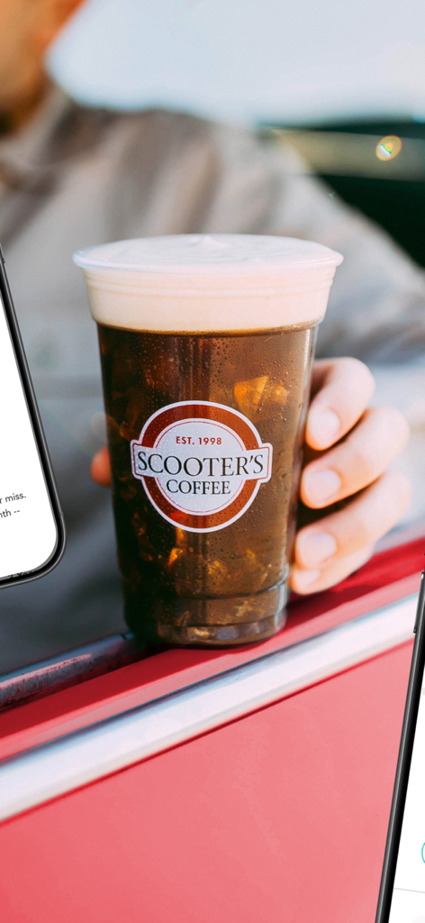 Scooter's Coffee - Una persona sosteniendo una bebida helada de Scooter's Coffee con espuma fría en una ventanilla de drive-thru