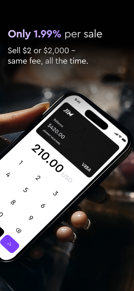 JIM: Tap to Pay & Payment Link - JIMアプリのインターフェイスが表示されたiPhoneを持つ手、あらゆる販売額に対して1.99パーセントの固定取引手数料が表示されている。