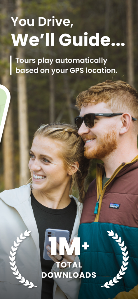 Ein lächelndes Paar im Freien nutzt die Shaka Guide GPS-Audio-Tour-App, die über eine Million Downloads hat.