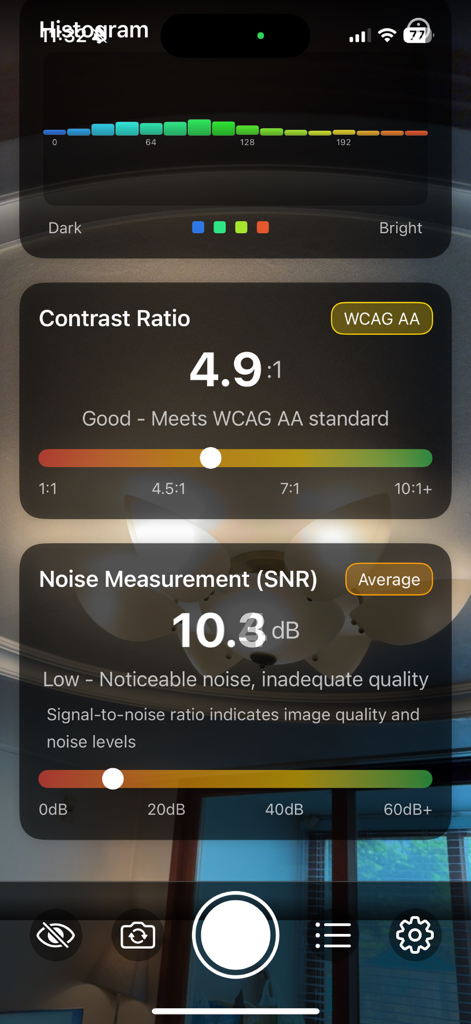 Light Scope - Lux Meter - Light Scopeアプリのスクリーンショットで、照明分析のためのコントラスト比とSNRノイズ測定レベルが表示されています。