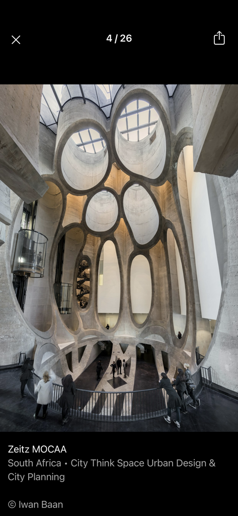 南アフリカのZeitz MOCAA美術館の建築的な内部、Architizerアプリに表示されている大きなコンクリートの楕円形の開口部