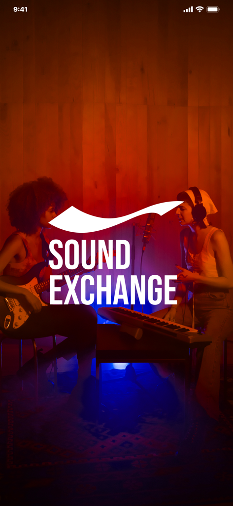 Pantalla de inicio de la aplicación SoundExchange con dos músicos en un estudio de grabación.
