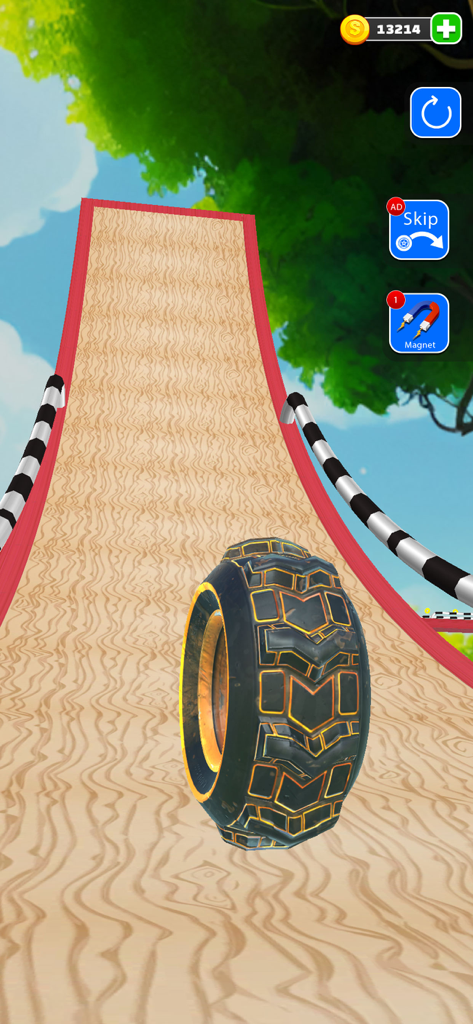 Going Tire: Merge Ball Games - Un neumático negro brillante rueda por una rampa de madera en un entorno de cielo