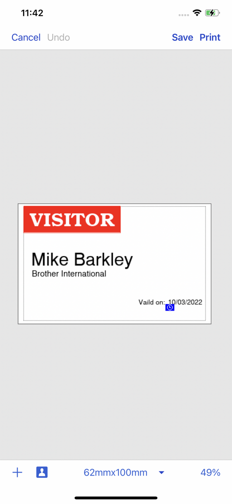 Interfaz de la aplicación Brother iPrint and Label mostrando una plantilla profesional de gafete de visitante para un evento o negocio.