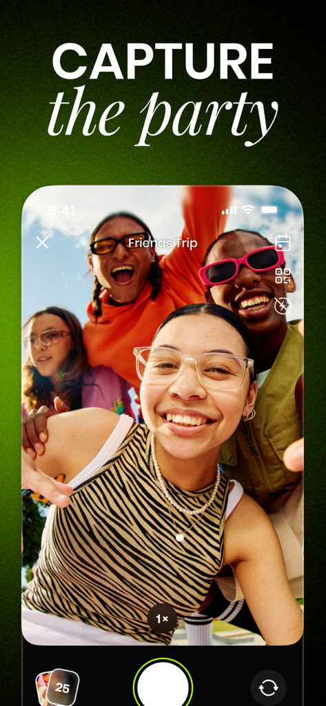 Interfaz de la aplicación PartyCam mostrando a un grupo de amigos tomándose una selfie con el texto "Capture the Party"