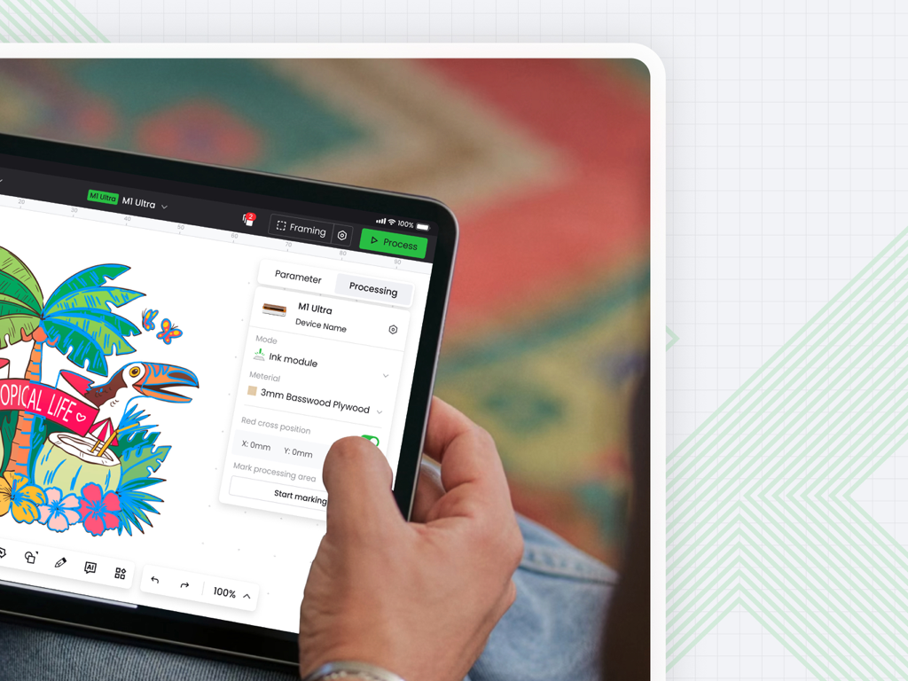 xTool Creative Space - Ein Benutzer passt die Verarbeitungseinstellungen für ein farbenfrohes tropisches Design in der xTool Creative Space iPad App an.