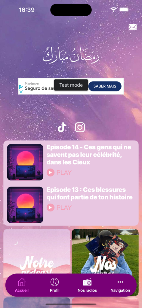 Layal - Pantalla de inicio de la aplicación Layal con episodios de podcasts y un tema púrpura estrellado