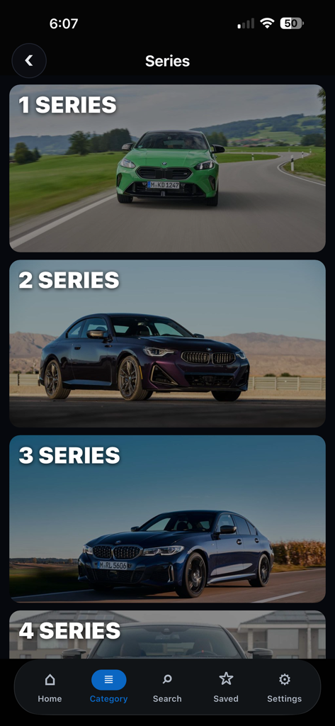 Interfaz de la aplicación BMWBLOG mostrando categorías de noticias filtradas por series de vehículos con imágenes