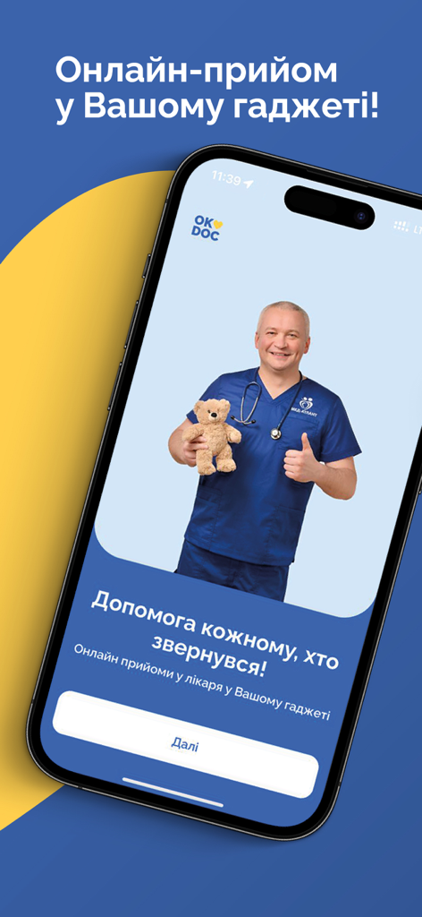 Interfaz de la aplicación móvil OkDoc que muestra a un médico sonriente sosteniendo un osito de peluche para consultas médicas en línea