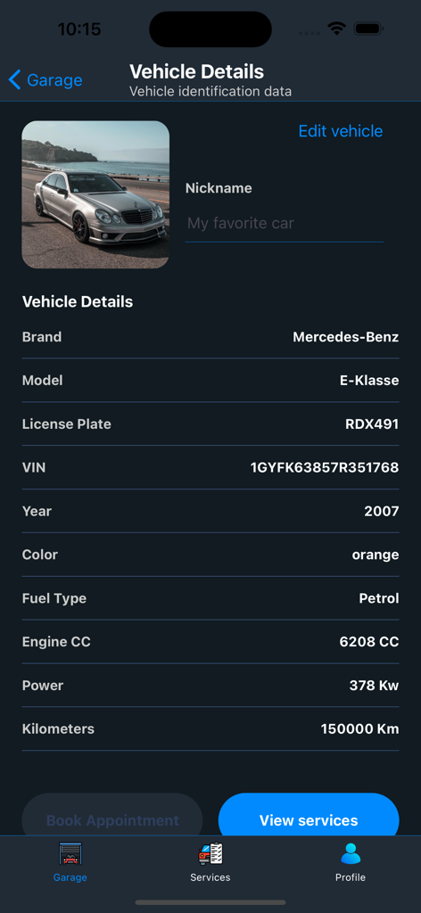 Autocheck.al - Pantalla de información detallada del vehículo en la aplicación Autocheck.al que muestra datos de mantenimiento y especificaciones de un Mercedes Benz