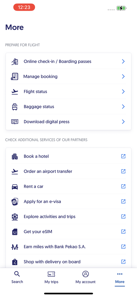 LOTポーランド航空モバイルアプリの「その他」メニューのスクリーンショット。フライト準備やレンタカー、ホテルなどの追加パートナーサービスオプションが表示されています。