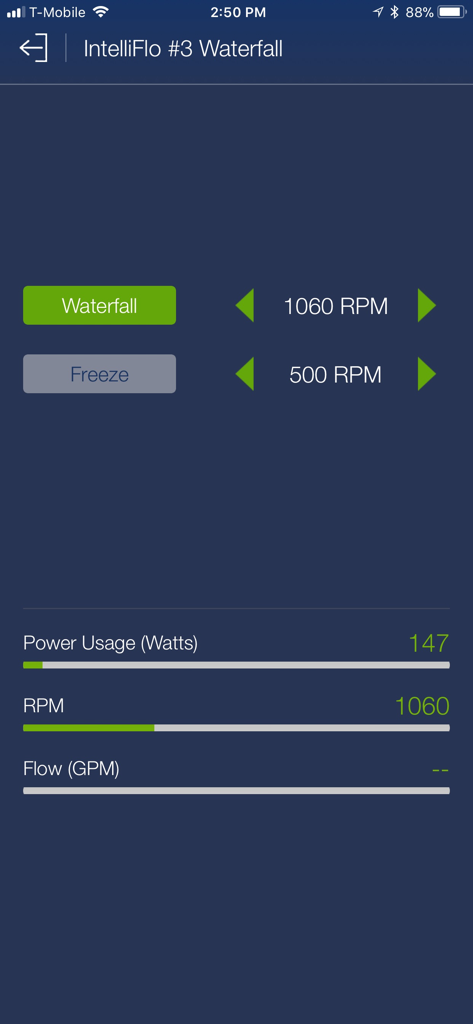 Interface do aplicativo ScreenLogic Connect para gerenciar as configurações da bomba IntelliFlo para um recurso de cascata de piscina