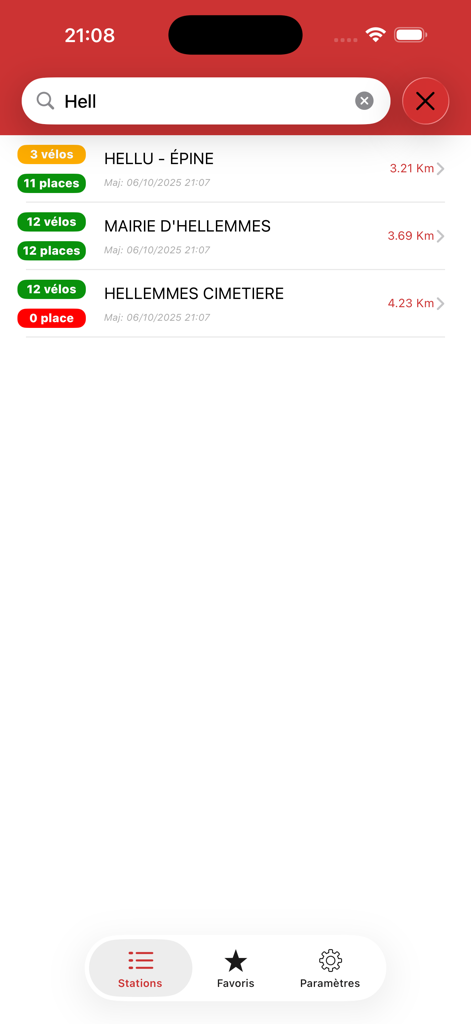 Résultats de recherche dans l'application Simple V'Lille montrant la disponibilité en temps réel des vélos et des places de stationnement pour les stations à Lille