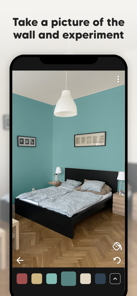 Interface d'application mobile montrant une chambre avec des murs bleu sarcelle et un outil de sélection de couleurs