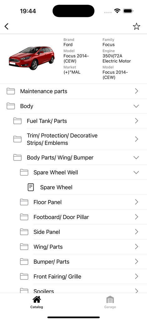 Pantalla de aplicación móvil que muestra un Ford Focus rojo con una lista de categorías de piezas de coche como mantenimiento de carrocería y rueda de repuesto