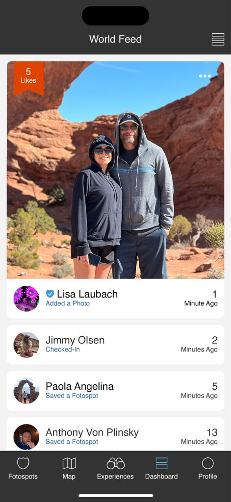 Flux d'activité communautaire dans l'application Fotospot affichant les photos de voyage et les enregistrements des utilisateurs