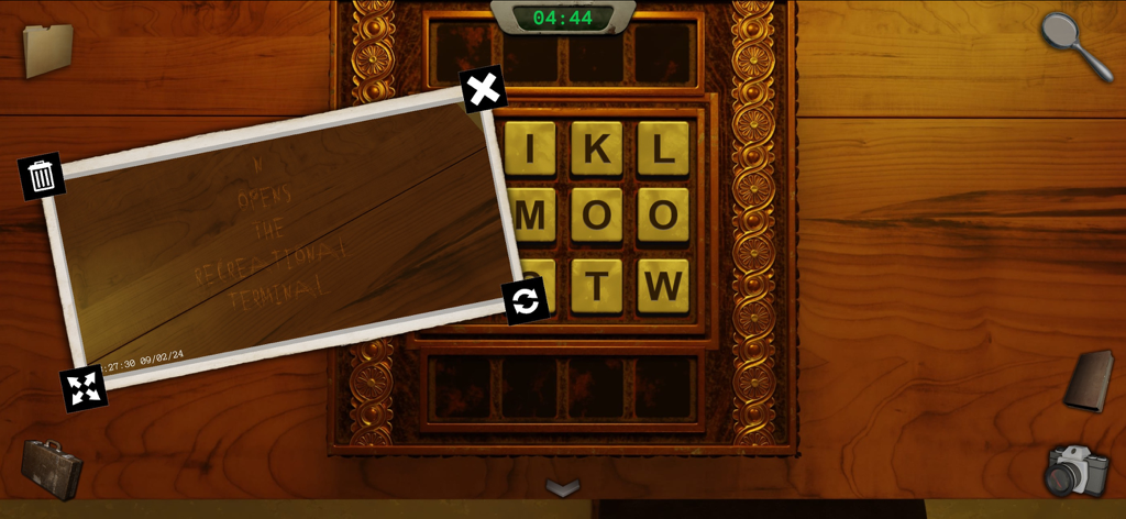 Um quebra-cabeça de grade de letras em Recursão com uma foto de pista sobreposta da Câmera Glitch.