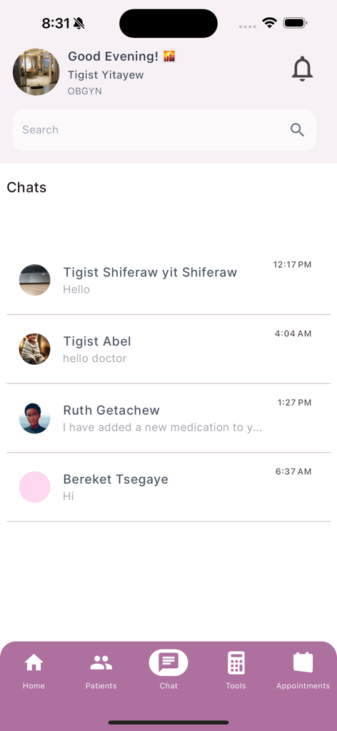 産婦人科医向けの患者メッセージリストを示すAdot Doctorアプリの安全なチャットインターフェイス