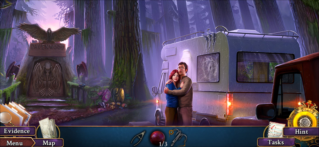 Unsolved: Hidden Mystery Games - Una pareja se ve asustada mientras está de pie junto a una caravana dañada en un bosque oscuro en la entrada del portal de Ravenwood.
