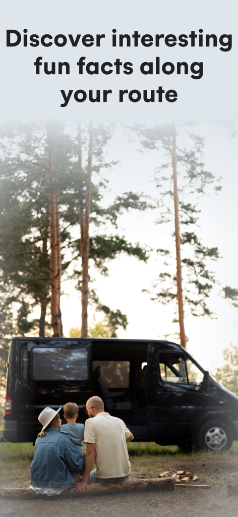 RV Trip Co-pilot - Una familia sentada fuera de su furgoneta camper en el bosque durante un viaje por carretera en RV