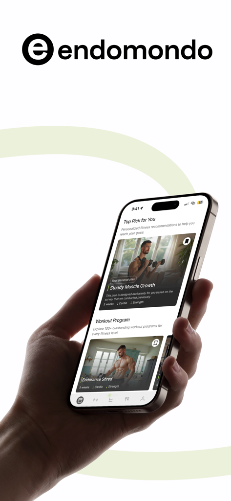 Main tenant un smartphone affichant des recommandations de fitness personnalisées et des programmes d'entraînement sur l'application Endomondo