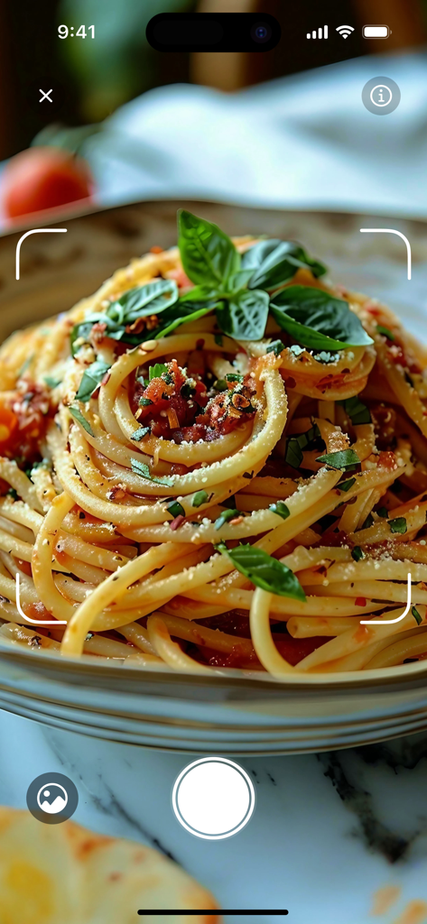 Calz - Calorie Counter AI - Interfaz de cámara IA de la aplicación Calz escaneando un plato de espagueti para contar calorías al instante