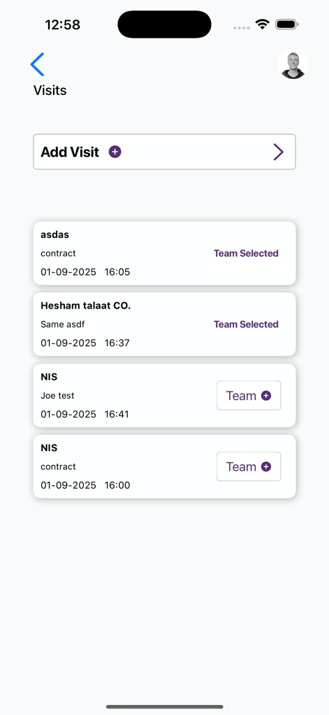 Panel de gestión de visitas en la aplicación Smart-Time que muestra las operaciones programadas y las asignaciones del equipo.