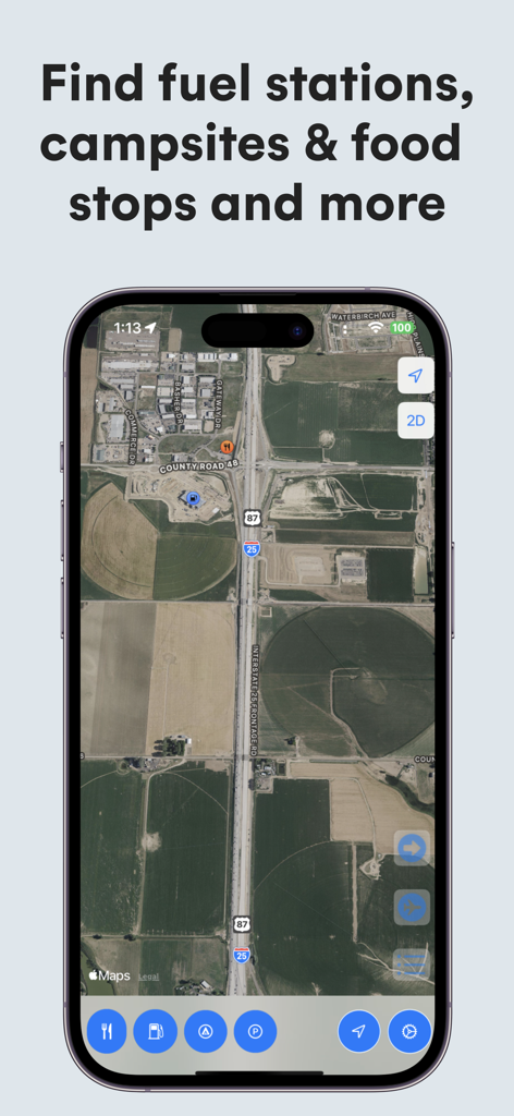 RV Trip Co-pilot - Vista satelital de una autopista en la aplicación Copiloto de Viajes RV mostrando iconos de gasolina y comida a lo largo de la ruta