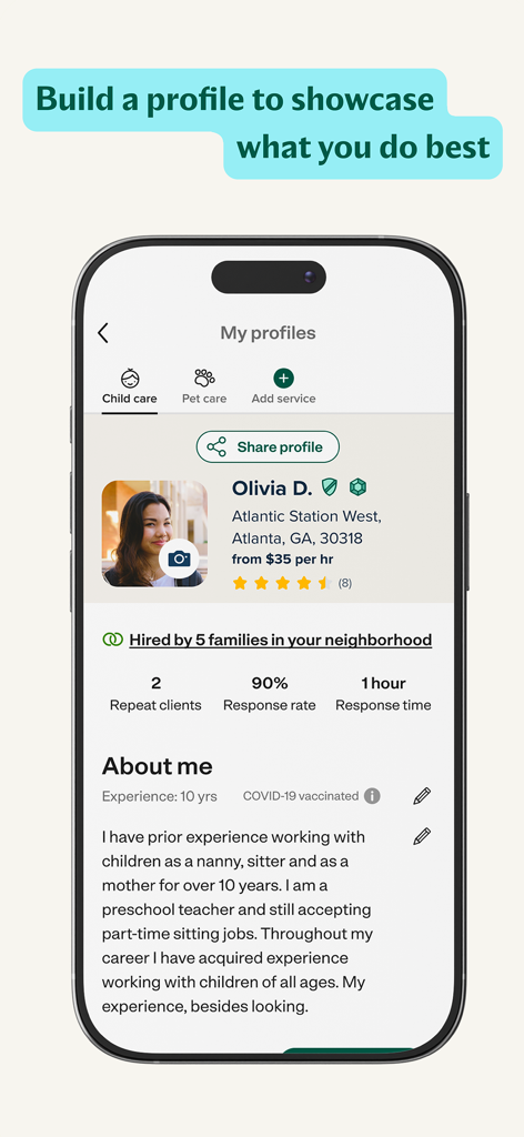 Una pantalla de perfil de cuidador en la aplicación Care.com mostrando experiencia personal, tarifas por hora y reseñas profesionales.