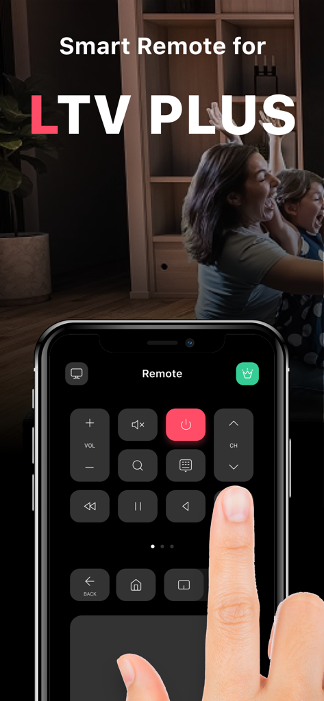Une personne utilisant l'application de télécommande intelligente TV Plus sur un iPhone pour contrôler un téléviseur.