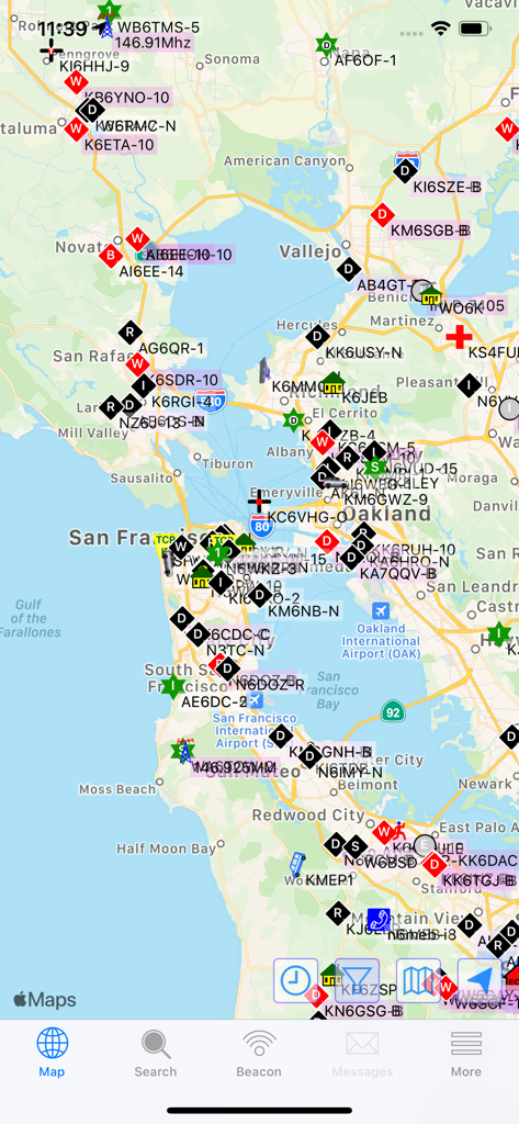 aprs.fi - Vista della mappa APRS in tempo reale che mostra nominativi e posizioni di radioamatori nell'area della Baia di San Francisco
