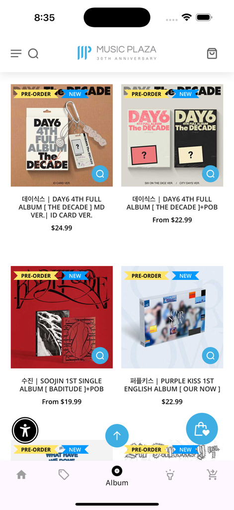 Interfaz de la aplicación Music Plaza mostrando álbumes y merchandising de K-pop con etiquetas de preventa