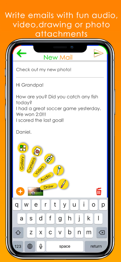 Tocomail - Email for Kids - L'application Tocomail montre un enfant en train de rédiger un courriel avec des options pour ajouter des dessins, des fichiers audio et des photos en pièces jointes.