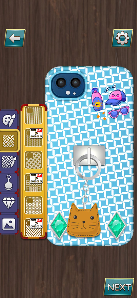 Gadget Repair Phone Technician - Smartphone-Anpassungsinterface, das eine blaue gemusterte Hülle mit Aufklebern und einem Katzen-Schlüsselanhänger zeigt.