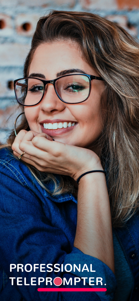 Teleprompter Easy Prof Hornet - Smiling young professional woman wearing glasses representing a professional teleprompter app user.