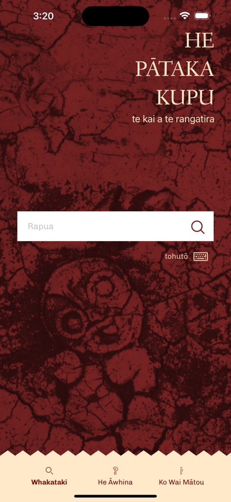 He Pātaka Kupu - La pantalla de inicio de la aplicación de diccionario monolingüe He Pataka Kupu Maori que presenta una barra de búsqueda sobre arte tradicional.