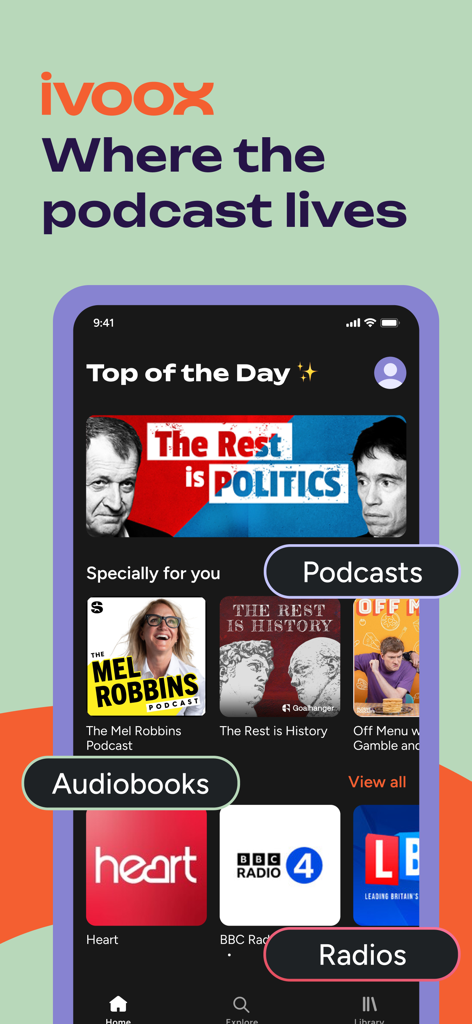 Interfaz de la aplicación móvil iVoox que muestra varios podcasts, estaciones de radio y audiolibros disponibles para escuchar