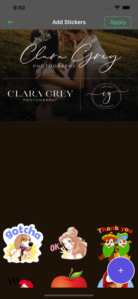 Interface do aplicativo Photo Lab mostrando uma galeria de adesivos e uma foto com sobreposições de texto personalizadas