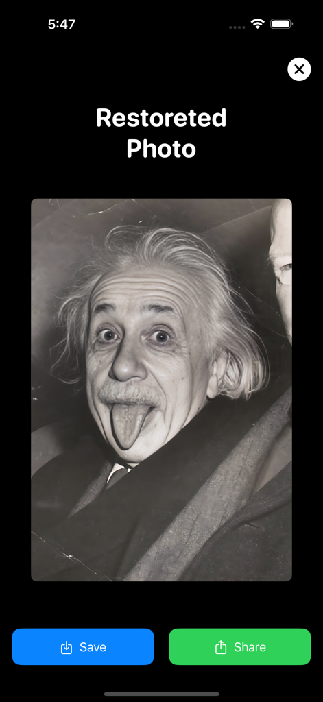 アルバート・アインシュタインの修復された歴史的な写真と保存および共有ボタンが表示されたアプリインターフェース。