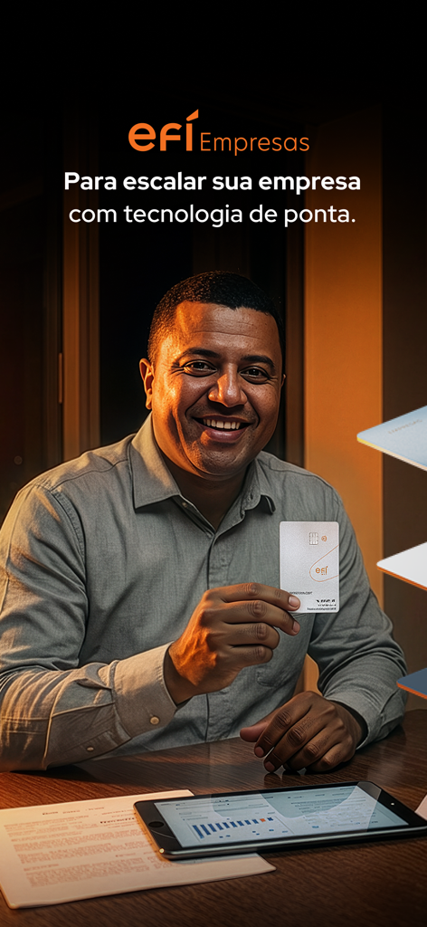 Empreendedor sorrindo segurando um cartão empresarial Efí Bank com dados financeiros em um tablet.