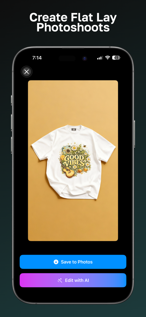 FitMockupアプリのインターフェース内で、フォトリアルなフラットレイモックアップとして表示されている白いグラフィックTシャツ。