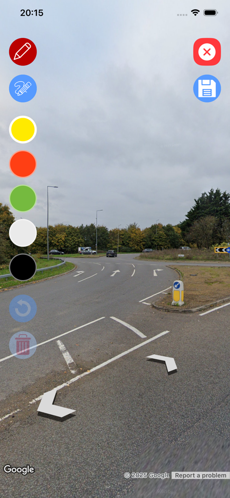 Interfaz de la aplicación Road Sketch mostrando una vista de calle con herramientas de dibujo y marcadores de color para instrucción de conducción visual.