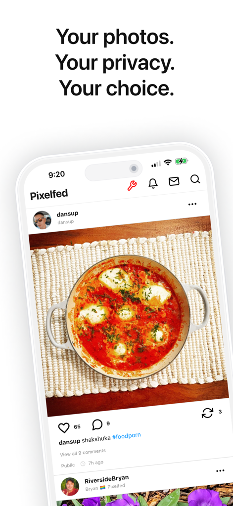 Pixelfedモバイルアプリのインターフェース。Your photos Your privacy Your choiceというタグラインが表示された写真フィードを示しています。